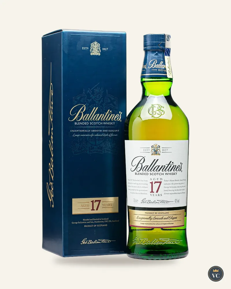 Chai Ballantine's 17 năm cạnh hộp xanh