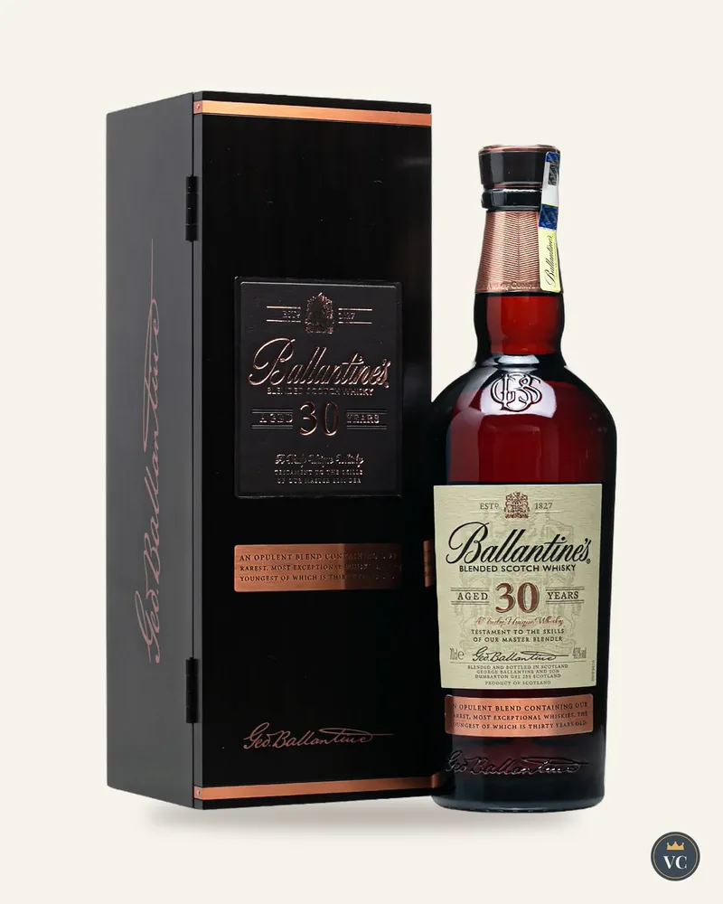 Chai Ballantine's 30 năm cạnh hộp đen