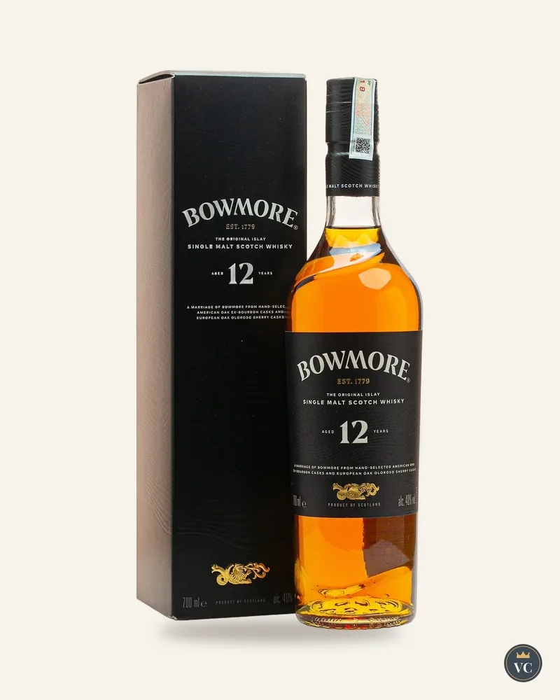 Chai Bowmore 12 năm cạnh hộp đen