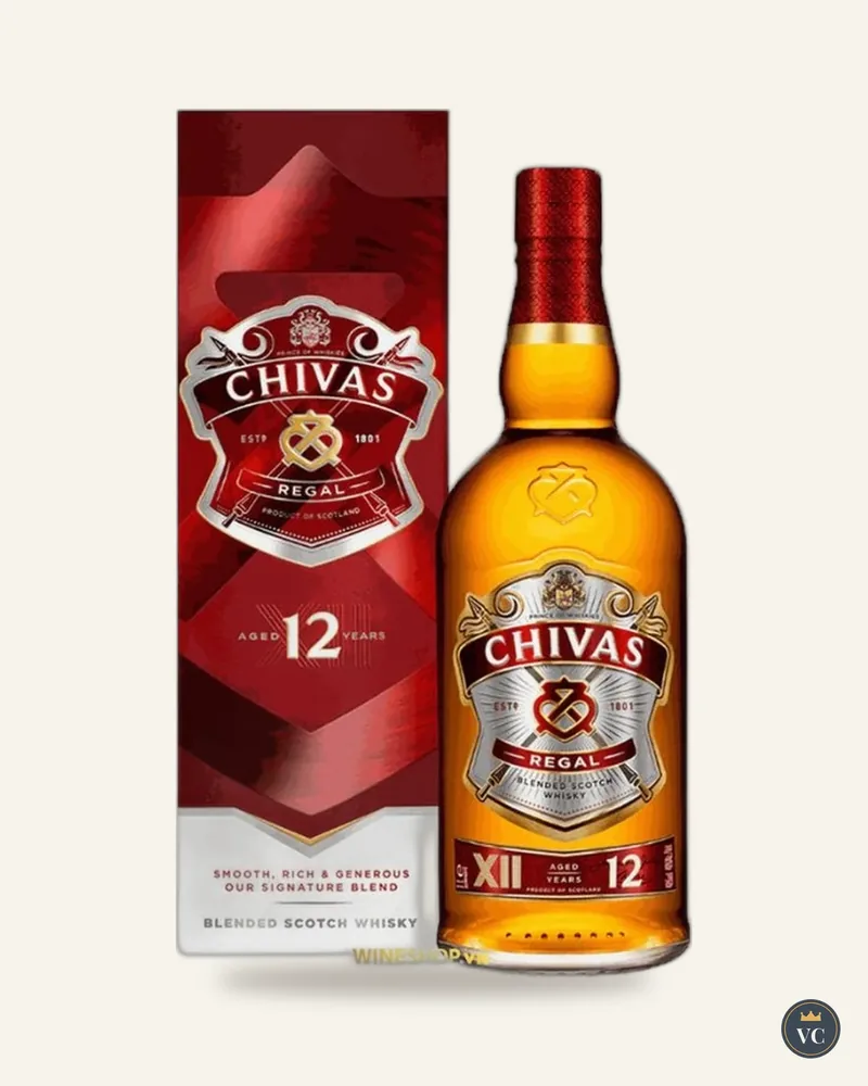 Chai Chivas Regal 12 năm cạnh hộp đỏ
