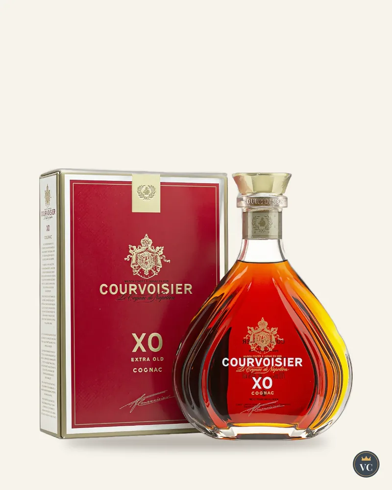 Chai Courvoisier X.O cạnh hộp đỏ