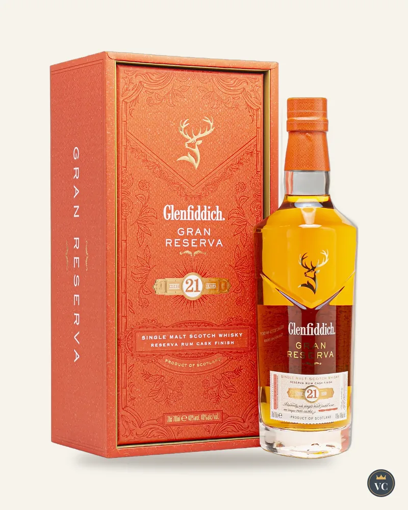 Chai Glenfiddich 21 Gran Reserva cạnh hộp cam