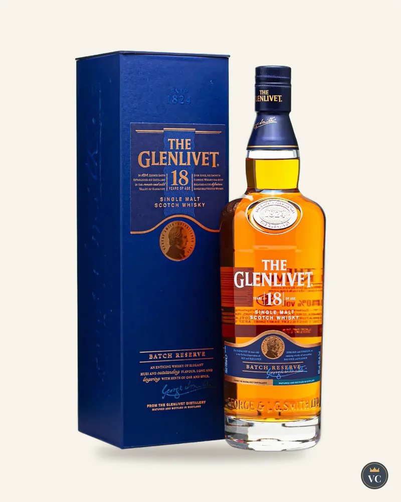 Chai The Glenlivet 18 năm cạnh hộp xanh dương