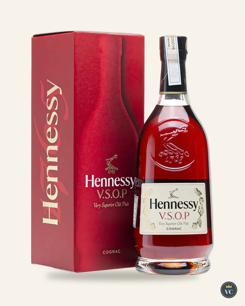 Chai Hennessy V.S.O.P cạnh hộp đỏ