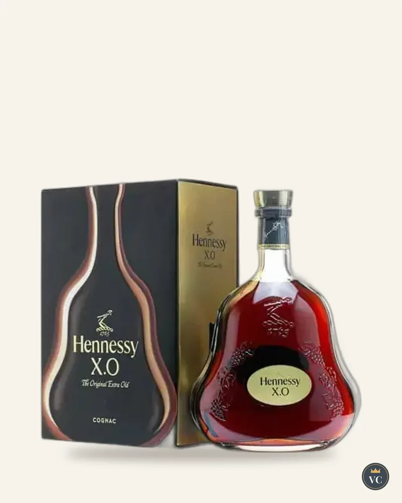 Chai Hennessy X.O 70cl đặt cạnh hộp