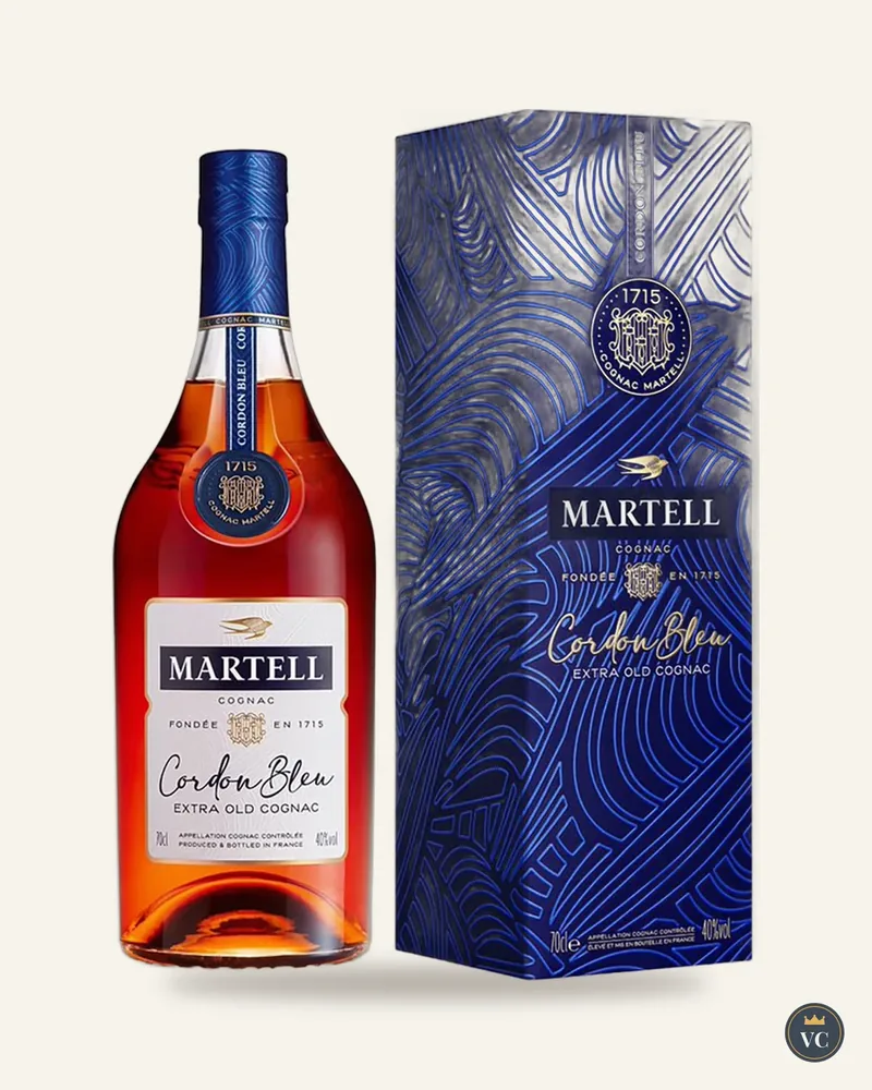Chai Martell Cordon Bleu cạnh hộp xanh