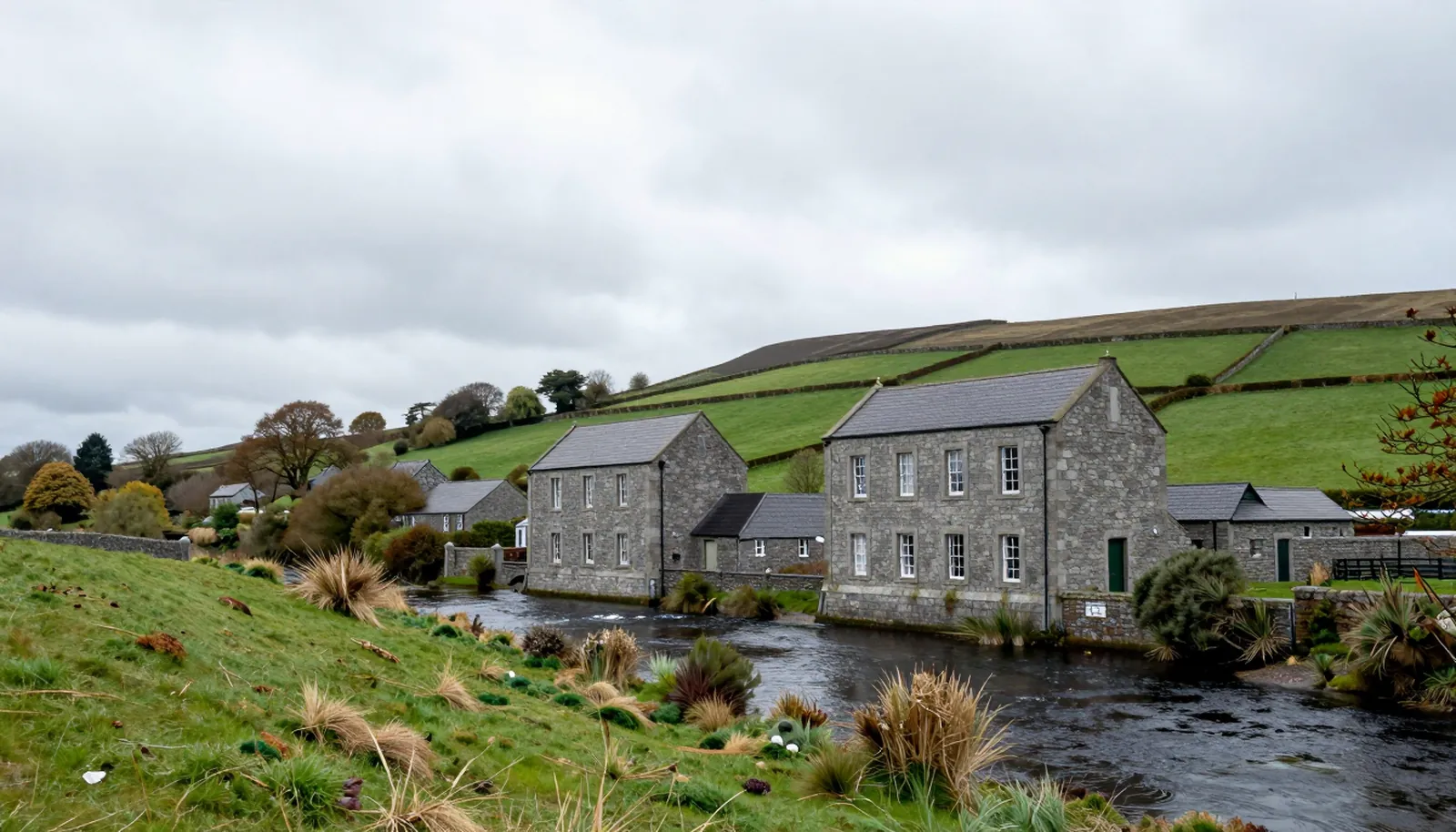 Dãy nhà đá xám bên dòng sông ở vùng quê gần Cork, Ireland