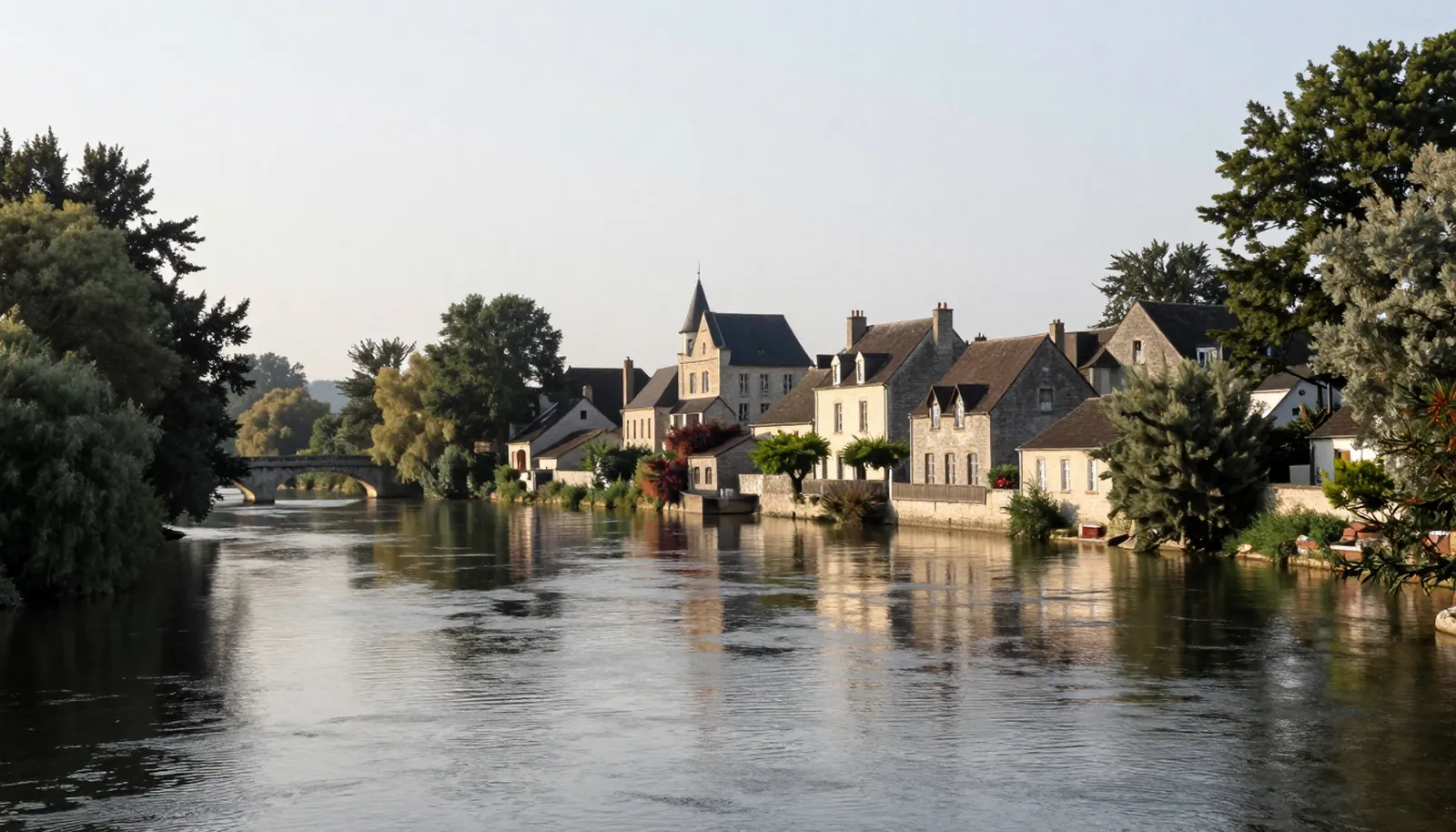 Dòng sông Charente phẳng lặng với nhà đá hai bên bờ
