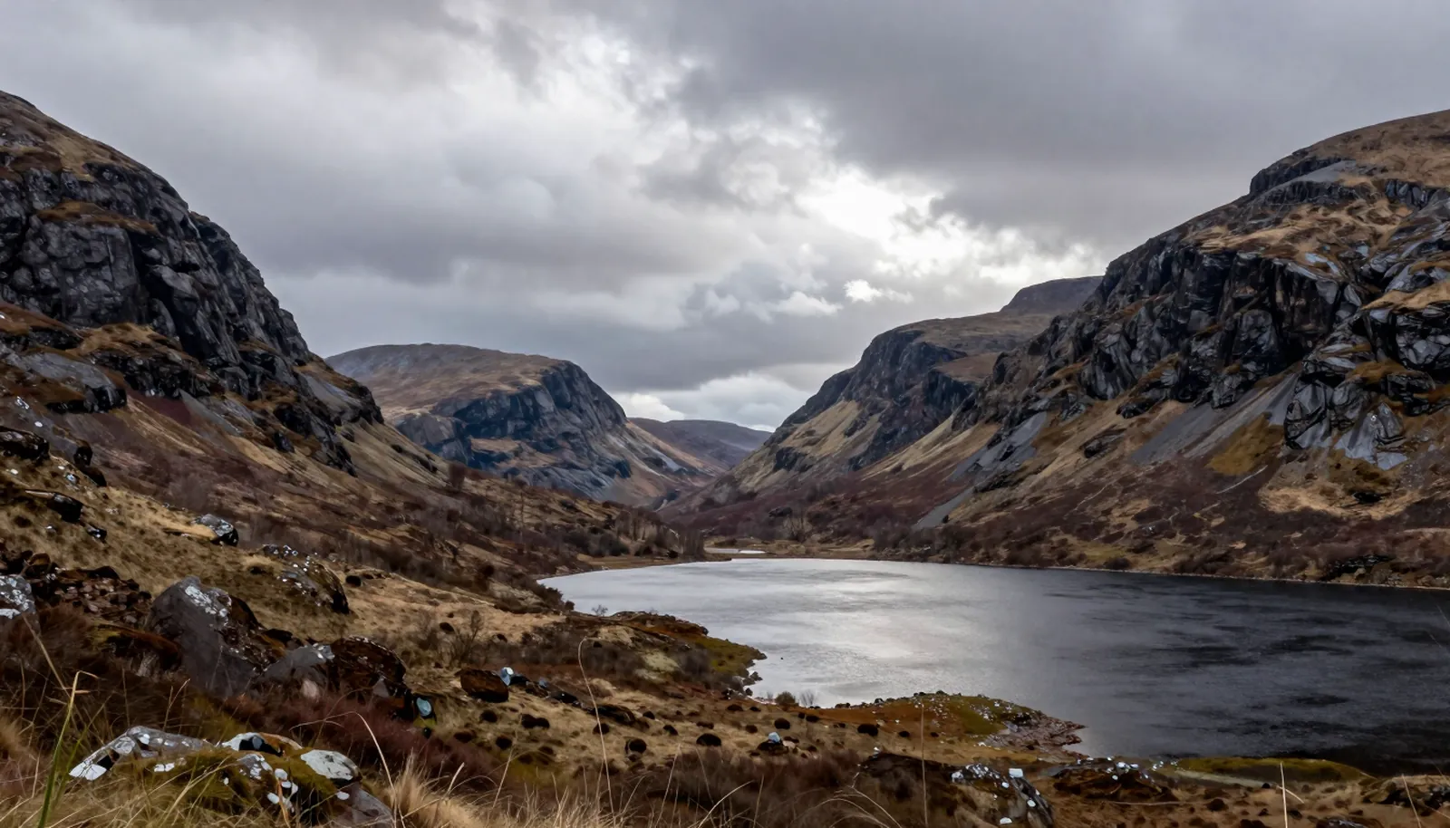 Núi non và hồ nước vùng cao nguyên Scotland dưới trời mây