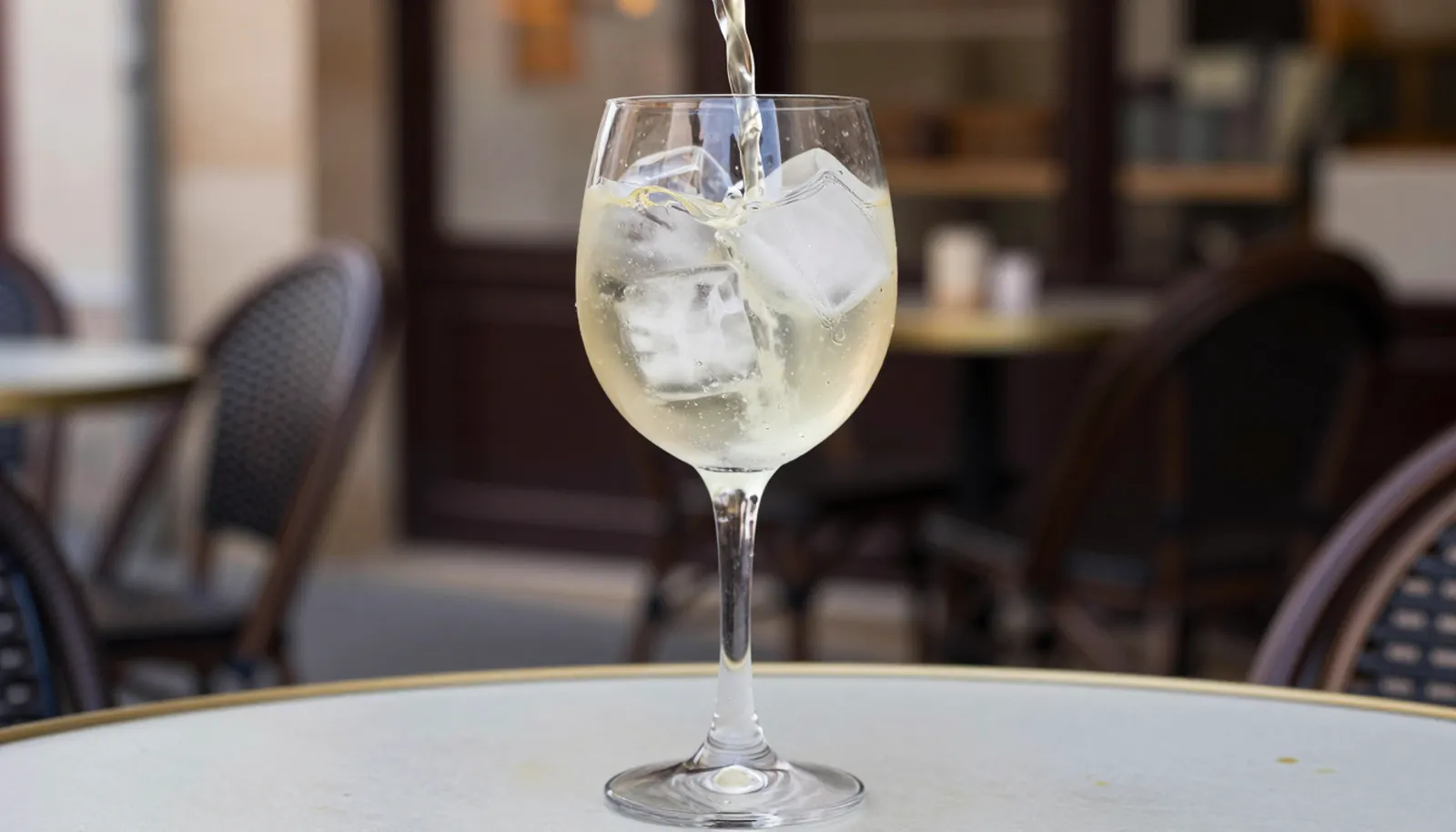 Ly pastis chuyển màu đục khi rót nước lạnh