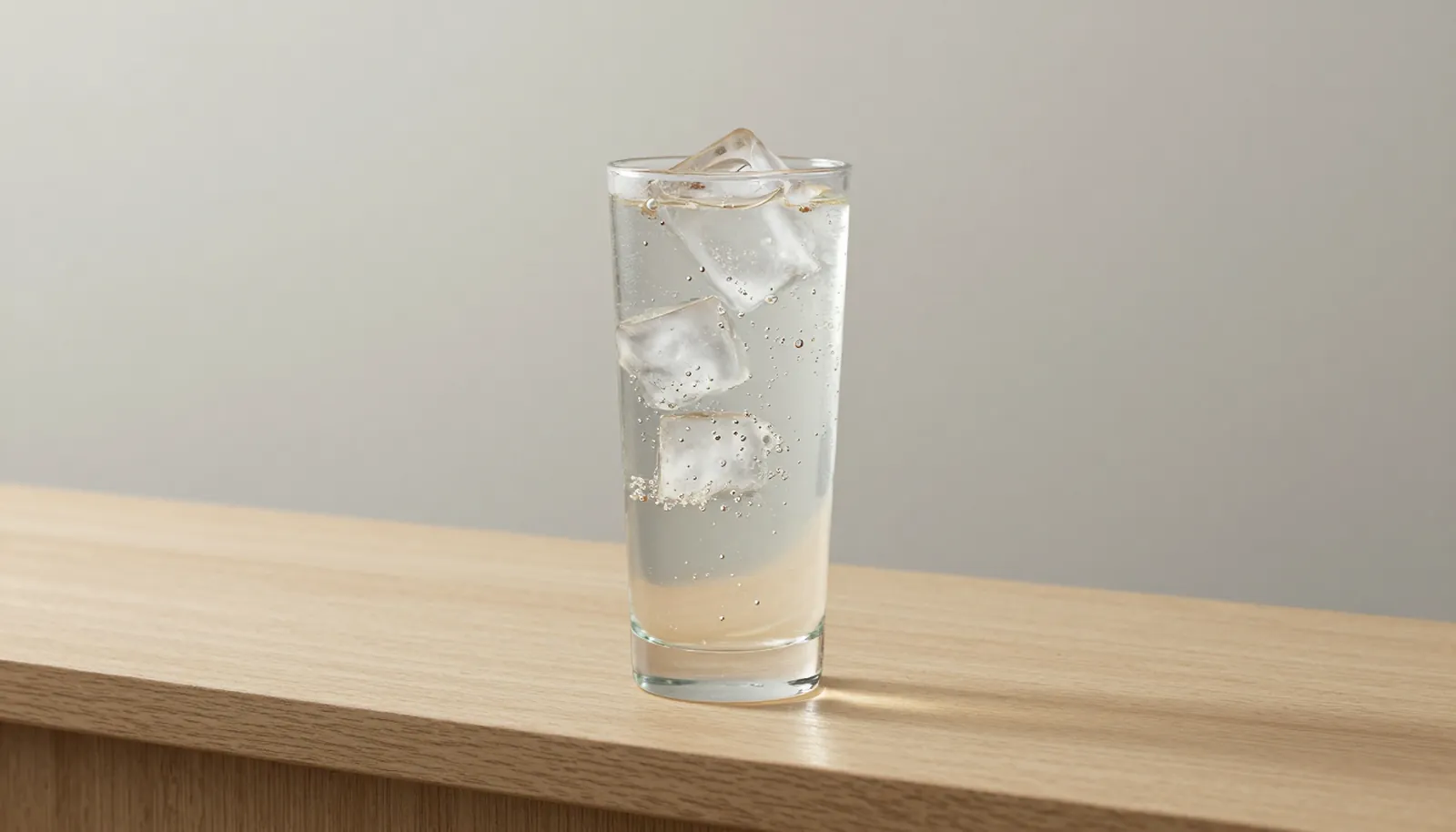 Ly highball whisky pha soda trên quầy gỗ sáng màu